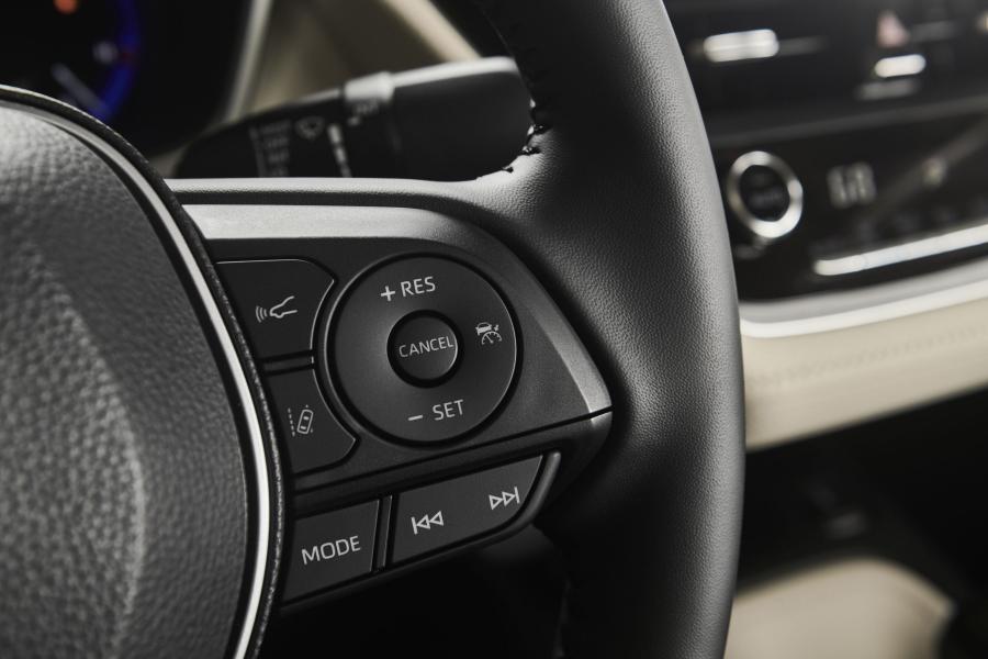 Детали интерьера Toyota Corolla Hybrid Sedan 2019 года  (NA) (фото 41 из 44)
